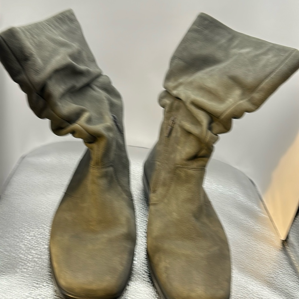 Size 7 1/2 slouch trotter boots they appear to be brand new without tags​​​